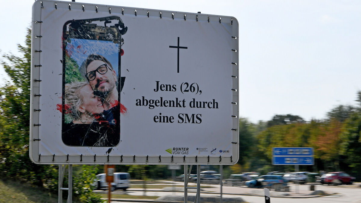 Ein Thema, das leider nicht der Vergangenheit angehört: Bereits vor vielen Jahren hat das Niedersächsische Verkehrsministerium mit Warnplakaten – unter anderem auf der Autobahn 7 – Autofahrer auf die Gefahren durch Handynutzung am Steuer aufmerksam gemacht. Foto: Holger Hollemann/dpa
