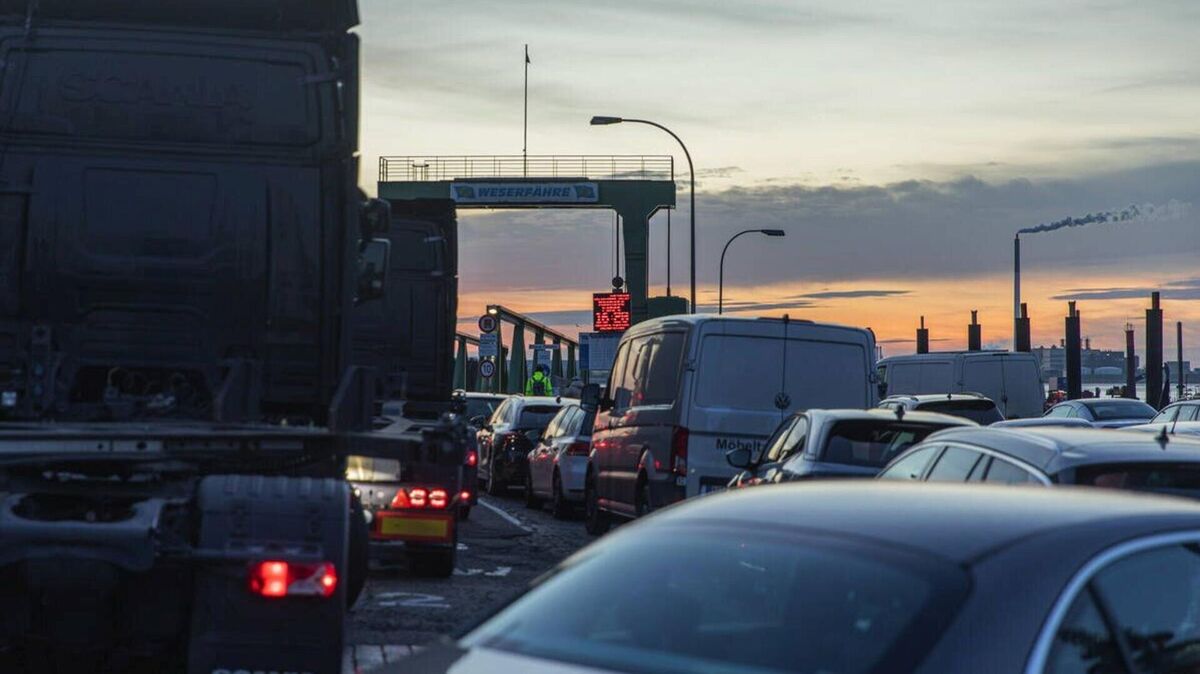 Schon wieder ist der Wesertunnel streikbedingt gesperrt: Wie bereits vor fünf Wochen müssen sich Autofahrer an den Fähranlegern auf längere Wartezeiten einstellen – auch in Bremerhaven. Die Situation dürfte den Verkehr erneut spürbar belasten. Foto: Polgesek