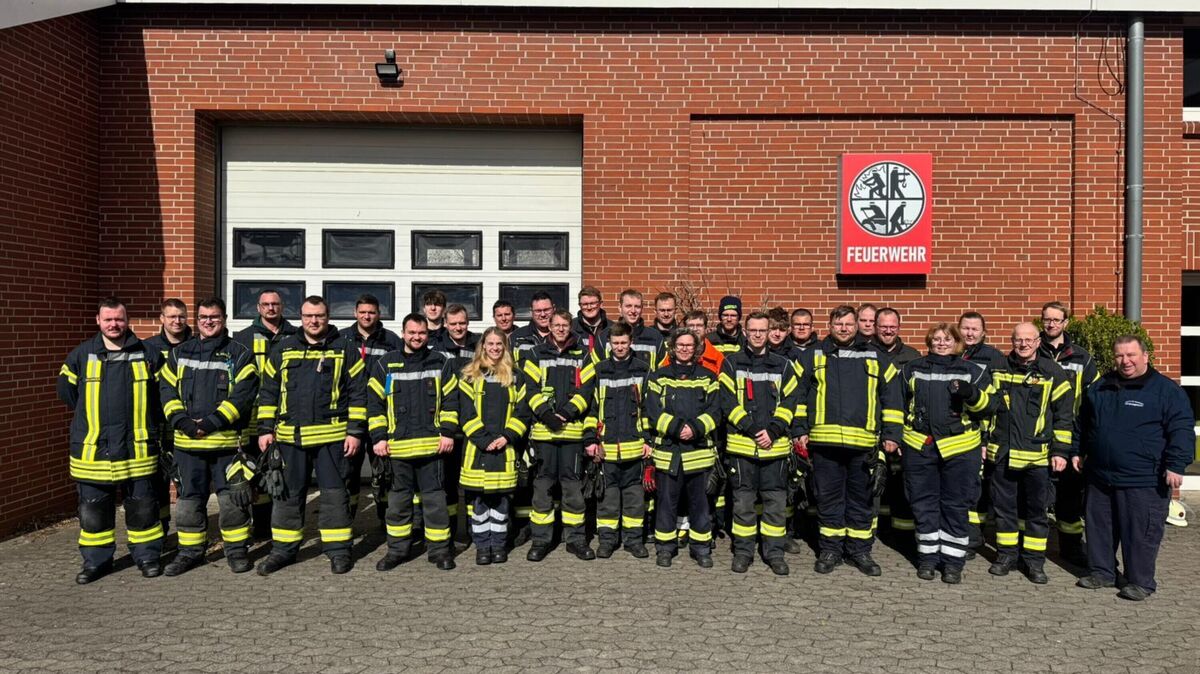 Am zweiten Ausbildungswochenende beglückwünscht das Ausbilderteam insgesamt 26 Teilnehmer nach bestandener Prüfung an der Feuerwehrtechnischen Zentrale (FTZ) Cadenberge. Foto: Lange