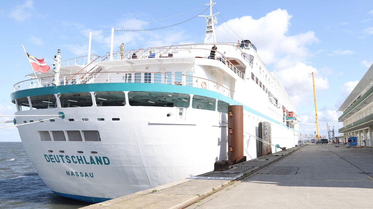 Die "Deutschland" am Steubenhöft: 350 Passagiere starteten von hier im vergangenen Monat ihre Reise nach Island und auf die Färöer Inseln. Foto: Larschow