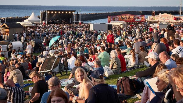 Tausende feiern am Cuxhavener Deich: "Sommerabend am Meer" war laut Polizei friedlich