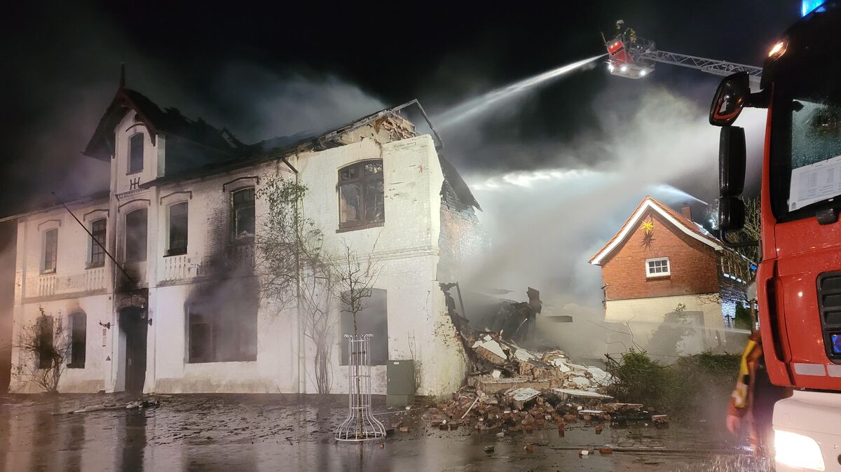 Die Feuerwehrleute geben alles. Doch den Schaden in Höhe von 1,2 Millionen Euro können sie nicht verhindern. Foto: Polizei