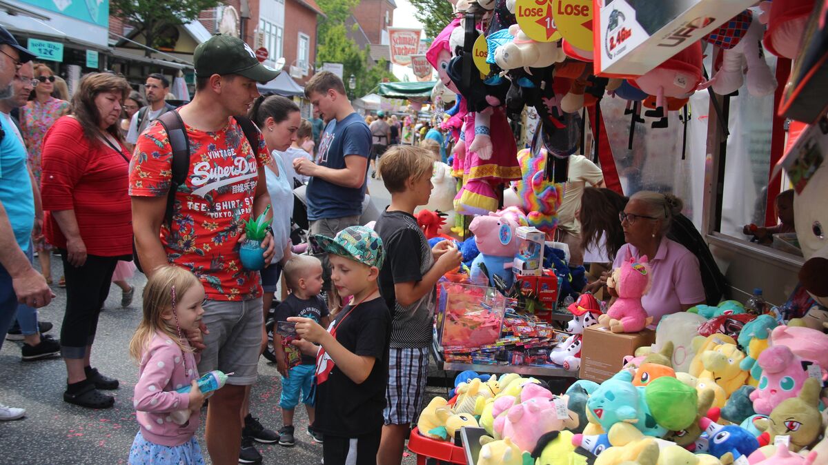 An der Losbude war beim Altstadtfest Otterndorf 2022 viel los. Foto: Kramp