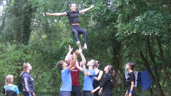 Bilder und Video: Sportreporter im Cheerleading-Selbstversuch