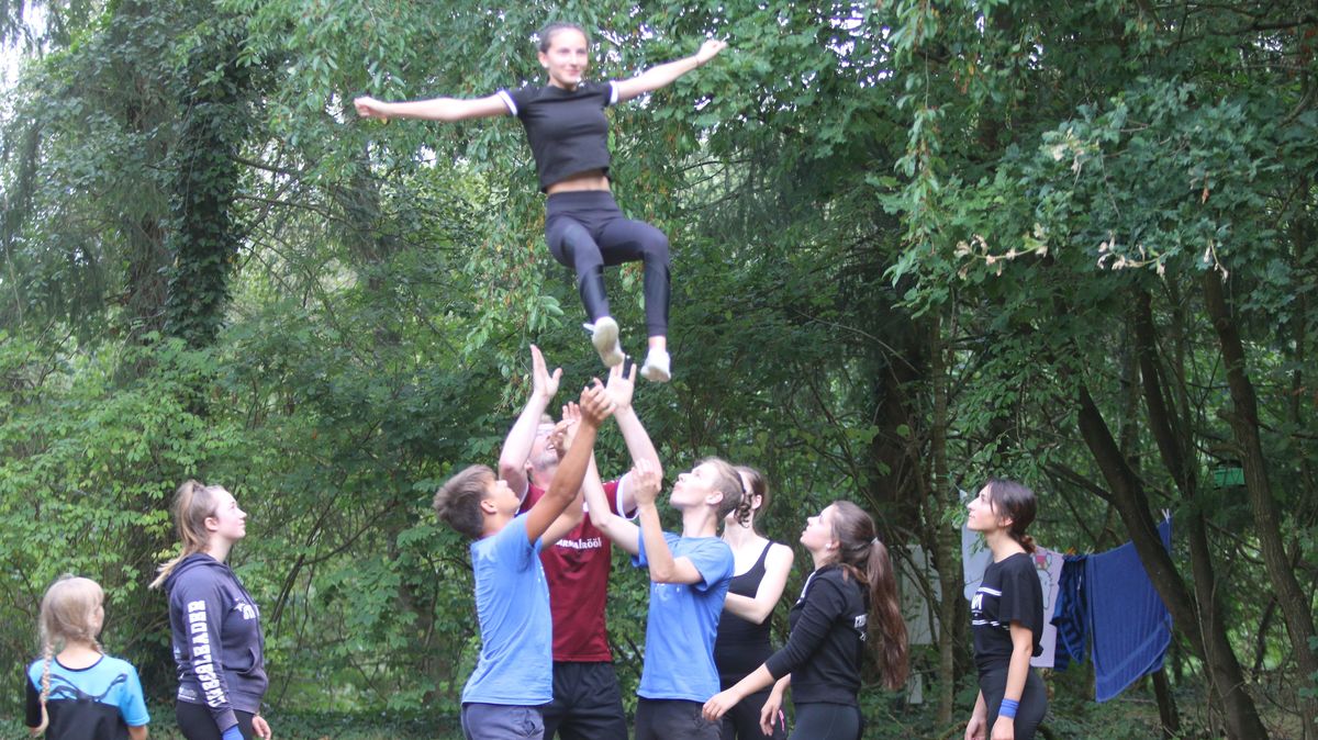 CN/NEZ-Sportreporter Frank Lütt (rotes Trikot) im Cheerleading-Selbstversuch. Foto: Grewe