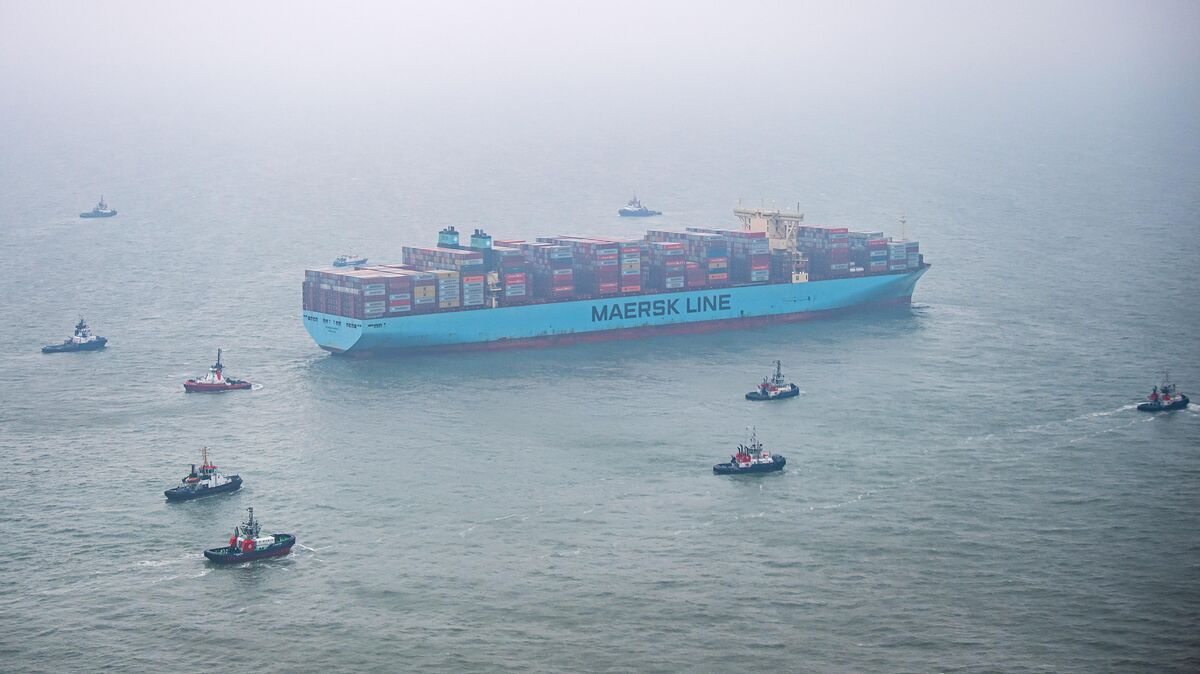 399 Meter lang, 58 Meter breit und ein Tiefgang von 12,8 Metern. Als die "Mumbai Maersk" vor Wangerooge auf Grund läuft, sind knapp 7300 Container an Bord. Um ein Schiff dieser Größe zu bewegen, braucht es enorme Kräfte und viele Schlepper. Foto: Sina Schuldt/ dpa