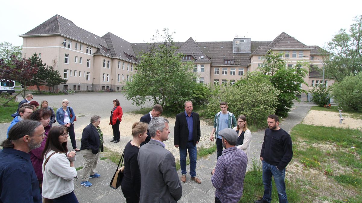Schulhof der Wichernschule und seit Jahren auch der ausgelagerten Klassen der Schule am Meer: Behindertengerechte Spielgeräte auf dem früheren Kasernengelände sind Fehlanzeige, dafür könnten ein Rollstuhl jederzeit umkippen oder steckenbleiben. Foto: Reese-Winne