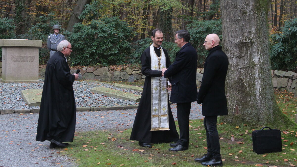 Pastor Bert Hitzegrad, der ukrainische PriesterAleksandr Synytsyn, EU-Abgeordneter David McAllister und der Wingster Bürgermeister Patrick Pawlowski (v.l.). Foto: Kramp