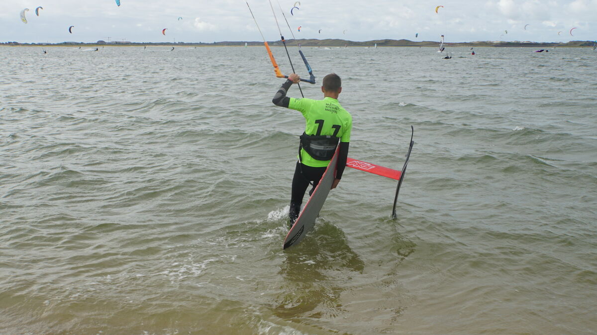 Beim Tag des Sports am 2. Juli können Besucher zwar nicht selbst aufs Wasser, dafür können sie den Kitern aber vom Land aus bei ihren Vorführungenzusehen. Foto: Cuxkiters Verein