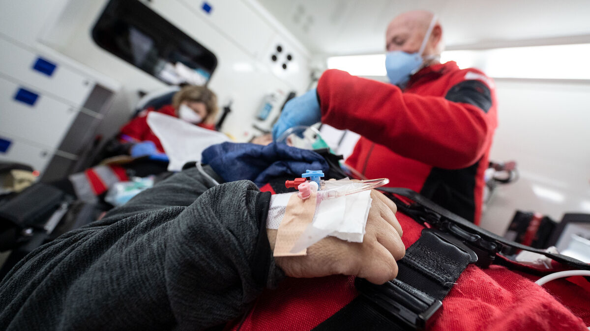 Im Rettungsdienst des Landkreises Cuxhaven ist zurzeit eine Menge Bewegung. Aktuell geht es um die Nachfolge der "Falck"-Beauftragung, die kurzfristig nach einer Kündigung durch das Unternehmen endet. Der Landkreis muss reagieren. Foto: Marijan Murat / dpa