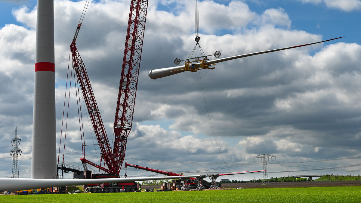 Ob überhaupt und wann Rotorblätter in Osten montiert werden, ist zurzeit reine Spekulation. Der Planungs-, Genehmigungs- und Bauprozess dürften sich wahrscheinlich über Jahre hinziehen. Foto: Heiko Rebsch / dpa