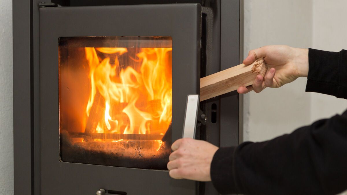 In der kalten Jahreszeit sorgt ein knisterndes Ofenfeuer für Wärme und Behaglichkeit. Was über die Vorzüge dieser Heizart gerne vergessen wird: Nicht alle Kamine genügen den verschärften Umweltschutzregelungen. Foto: Silas Stein/dpa