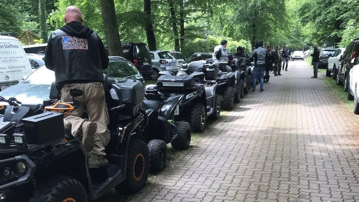 Einmal im Jahr fahren die Quad-Begeisterten der ATV & Quadgemeinschaft Wesermünde und der Osterholzer Quadgemeinschaft zusammen in die Wingst. Erst kürzlich machten sie am Olymp Halt. Der Bürgermeister verwies sie des Platzes. Das stieß bei ihnen auf Unverständnis. Foto: Henning Mester 