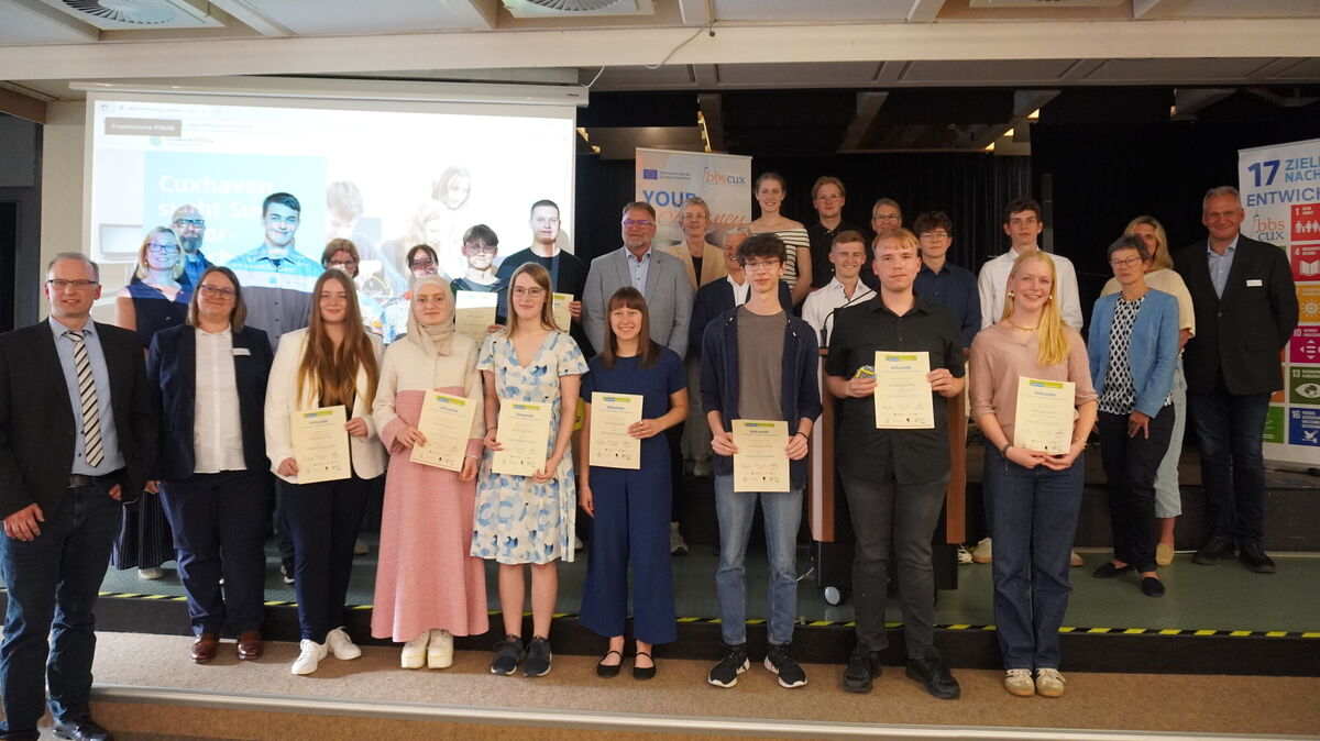 Lehrerinnen und Lehrer der beteiligten Schulen gemeinsam mit den ausgezeichneten Schülerinnen und Schülern des Super-Junior-Forscher-Wettbewerbs. Foto: Brettschneider