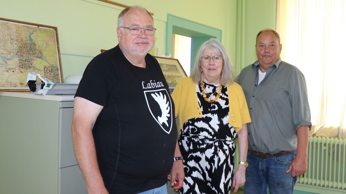 Hubertus Springer (links) und Brigitte Stramm von der Kreisgemeinschaft Labiau-Ostpreußen freuen sich über den neuen Lager- und Ausstellungsraum in der alten Schule in Nordleda, den Bürgermeister Uwe Blohm (rechts) zur Verfügung gestellt hat. Foto: Mangels