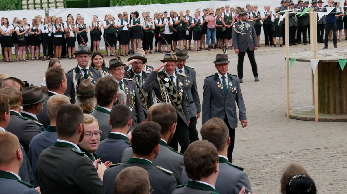 Das Abschreiten der Front durch die noch amtierenden Majestäten, nachdem die über 750 Gäste eingetroffen sind. Foto: Lange