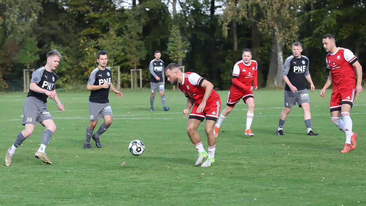 Der FC Cuxhaven möchte seine gute Ausgangsposition in der Bezirksliga mit einem Erfolg beim Deinster SV verteidigen. Am vergangenen Spieltag konnte der FCC beim 2:0-Erfolg über Sievern mehr als überzeugen. Foto: Witthohn
