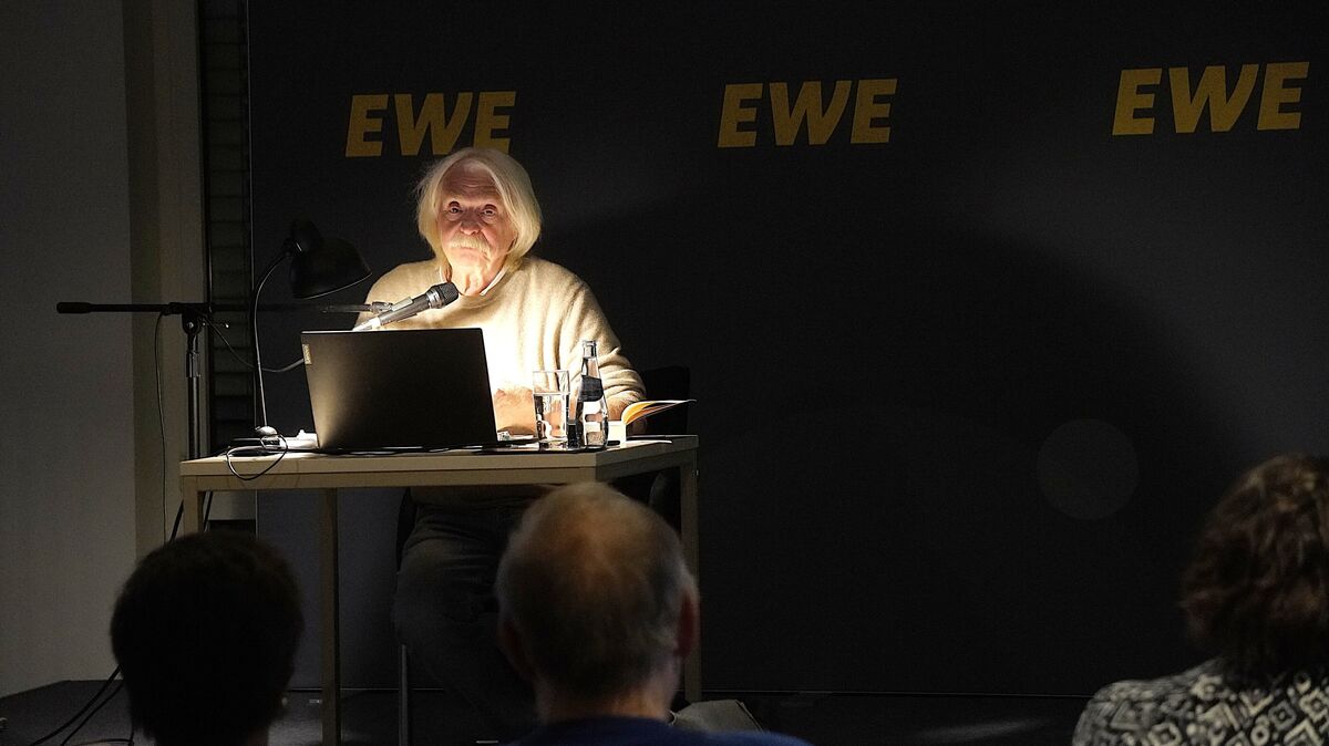 Kriminalist Axel Petermann liest im EWE-Forum Cuxhaven aus seinen Büchern und gibt Einblicke in die Welt der Fallanalyse. Foto: Brettschneider