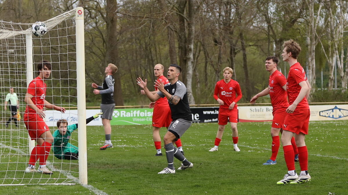 In der ersten Hälfte hatten die Cuxhavener mehrere Male den Torschrei auf den Lippen. So wie in dieser Situation, als A/O-Torhüter David Weigand einen Kopfball von Niklas Menke gerade noch so übers Tor lenken konnte. Niko Grabowski konnte es nicht fassen. Foto: Unruh