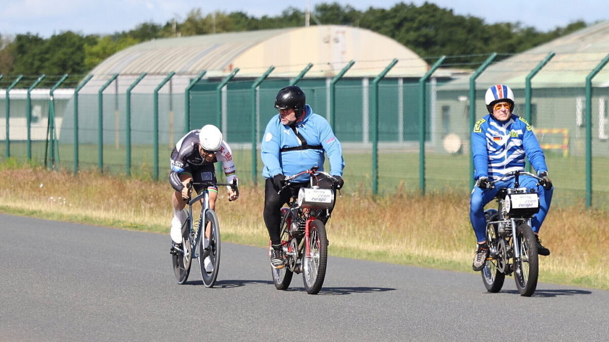 Maximilian Levy fährt mit voller Geschwindigkeit hinter den Dernys und kommt bei seinem letzten und besten Trainingsversuch auf 75 km/h. Foto: May