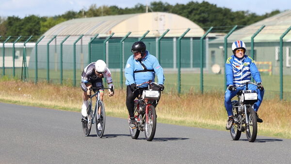 Weltrekordjagd auf dem Marineflughafen in Nordholz: Bike Navy lockt mit Spitzensport