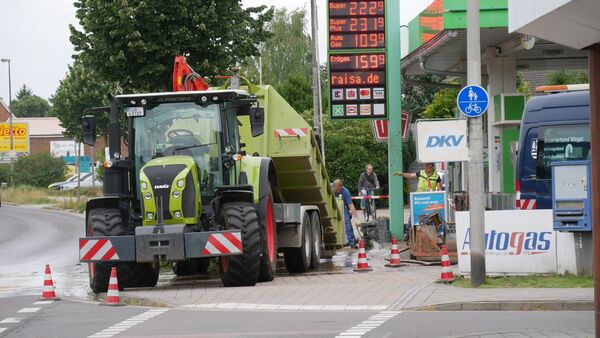Wasserrohrbruch in Hemmoor: Große Wassermengen fließen über die B73