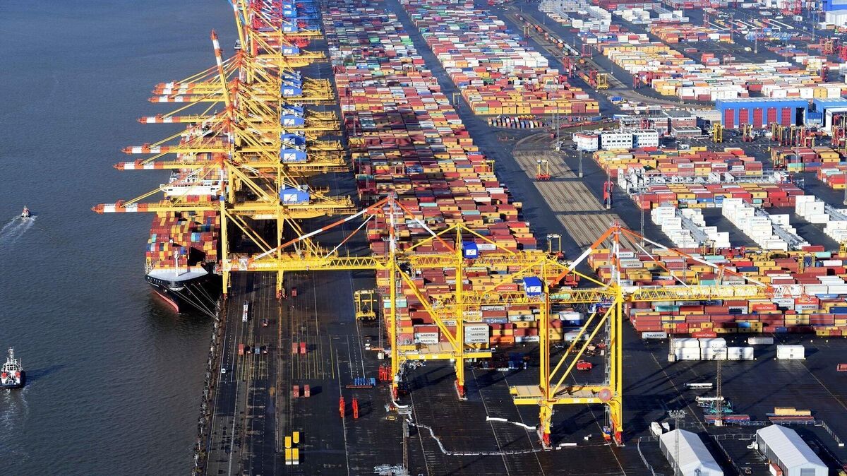 Die Erneuerung des Containerterminals 1 will das Verteidigungsministerium fast komplett bezahlen. Das Geld ist Teil der 1,35 Milliarden Euro, mit denen der Hafen in Bremerhaven militärisch ertüchtigt werden soll. Foto: Scheer