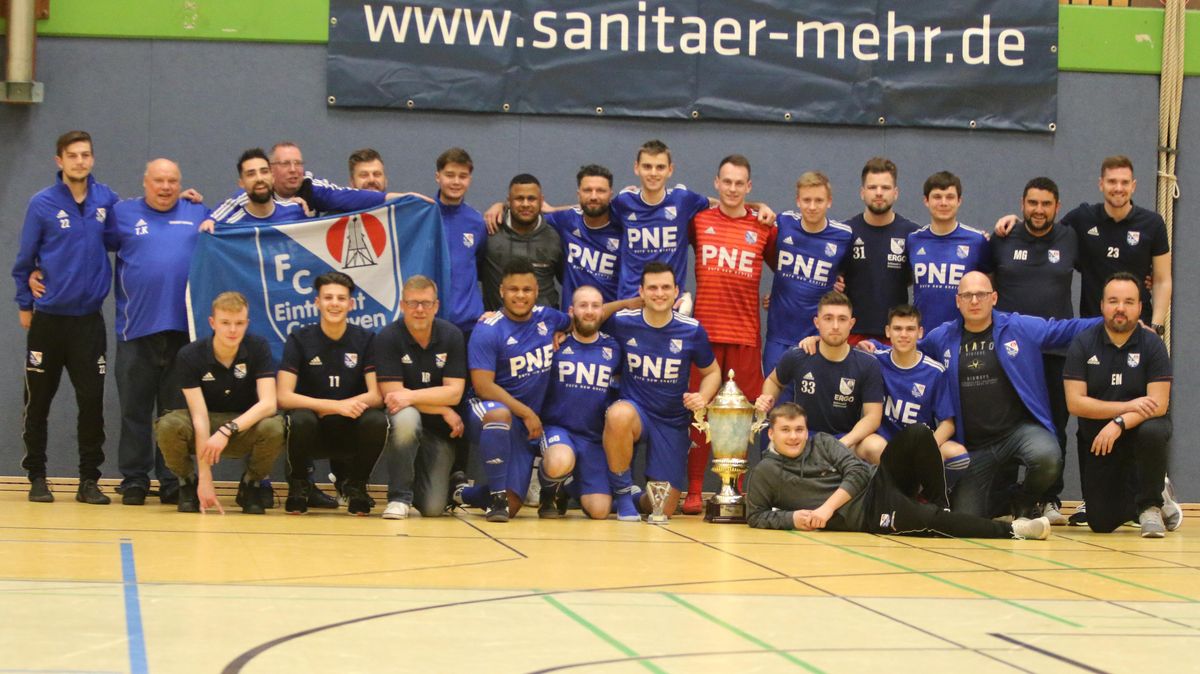 Der FC Eintracht Cuxhaven gewann das eigens ausgerichtete 3. Quali-Turnier um die Teilnahme am Masters-Cup. Die Mannschaft präsentiert hier mit mehreren Anhängern und Organisatoren stolz den Siegerpokal. Fotos: Huppmann