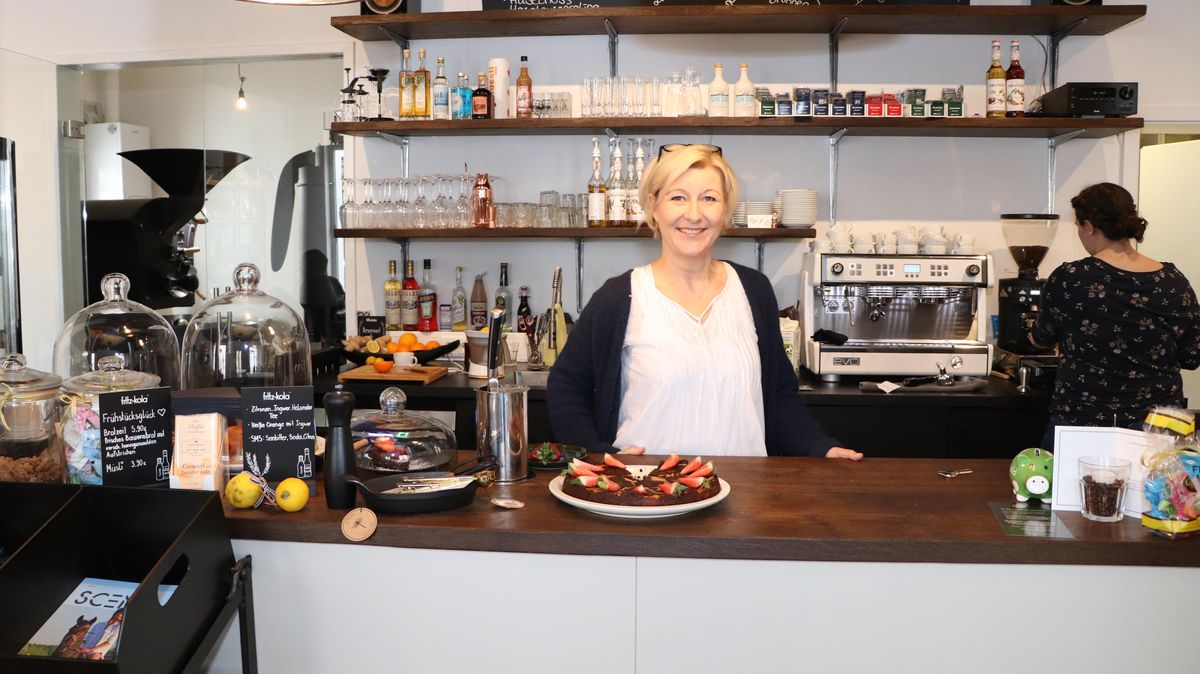 Claudia Wolf betreibt ein eigenes Café. Foto: Tiedemann
