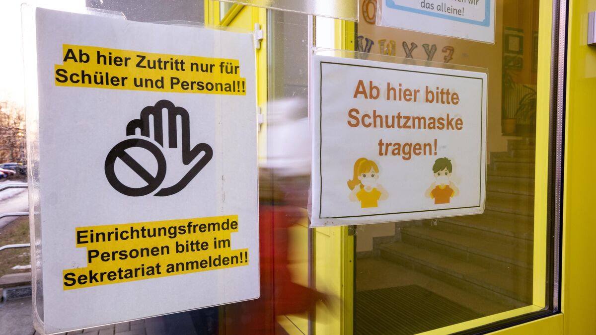Schulen und Kitas können ihre Veranstaltungen feiern. Externe Besucher dürfen allerdings nicht daran teilnehmen. Foto: Michael Reichel/dpa