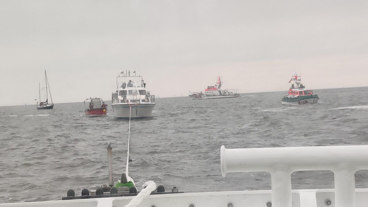 Einsatz für ein festgekommenes Motorboot durch den Seenotrettungskreuzer "Hermann Rudolf Meyer" von der Bremerhavener Station und das Seenotrettungsboot "Emil Zimmermann" von der Station Fedderwardersiel. Foto: DGzRS
