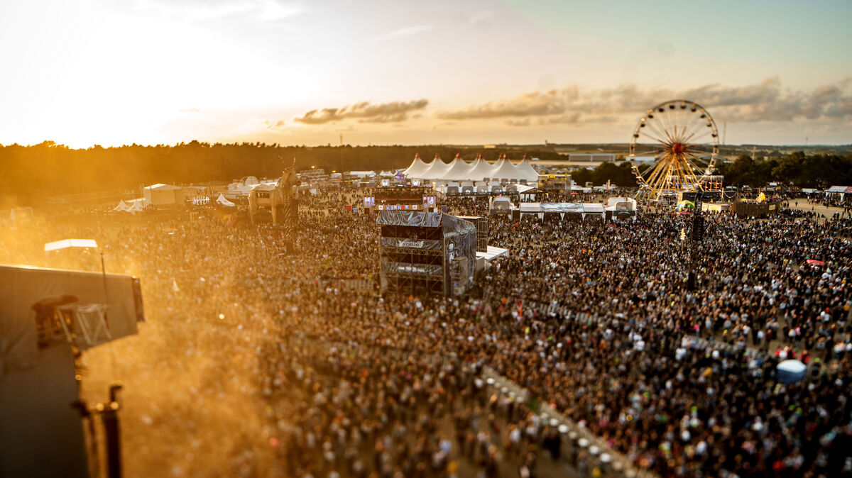Zwei Jahrzehnte Musik, Matsch und Magie – die Bildergalerie zeigt die eindrucksvollsten Momente aus 20 Jahren Deichbrand-Festival in Wanhöden. Foto: Deichbrand Festival