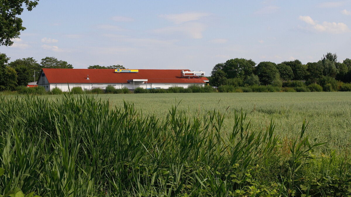Neben dem heutigen Edeka-Markt im St.-Annen-Weg in Altenbruch (Foto) soll ein deutlich größerer Neubau entstehen, in den der Lebensmittelmarkt einziehen wird. Foto: Koppe