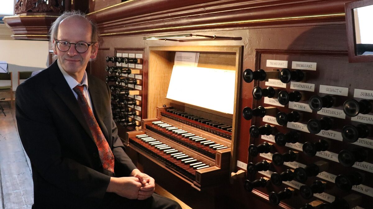 Kreiskantor Kai Rudl an der frisch restaurierten Gloger-Orgel, die nach zweijähriger Sanierung in Otterndorf am Sonntag wieder eingeweiht wurde. Foto: Mangels