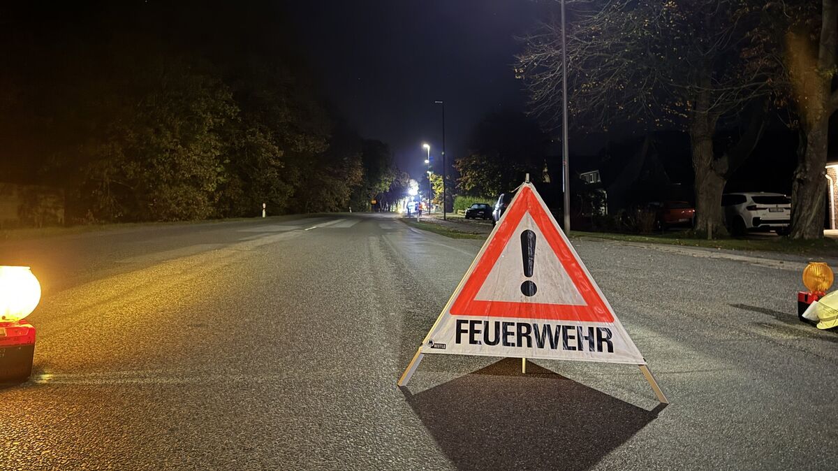 Die Absperrung der Unfallstelle führte am Freitag zu einer mehrstündigen Vollsperrung zwischen Nordholz und Altenwalde. Foto: Keck