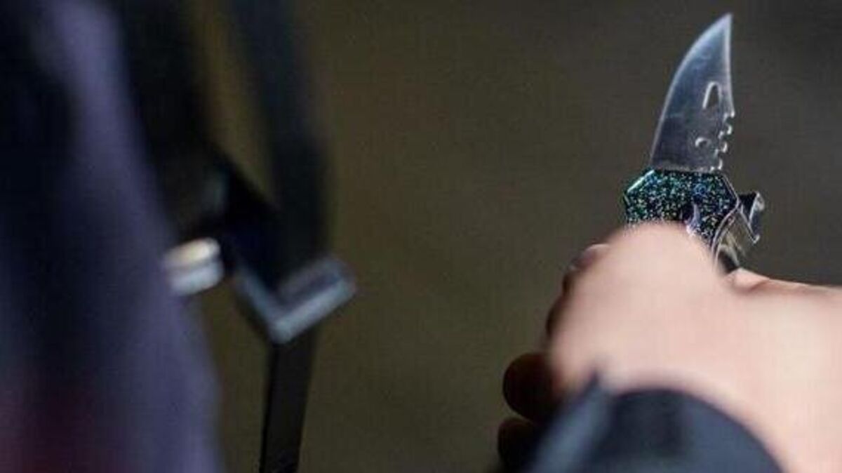 Mit einem Messer soll der Mann verletzt worden sein. Symbolfoto: Reichwein/dpa