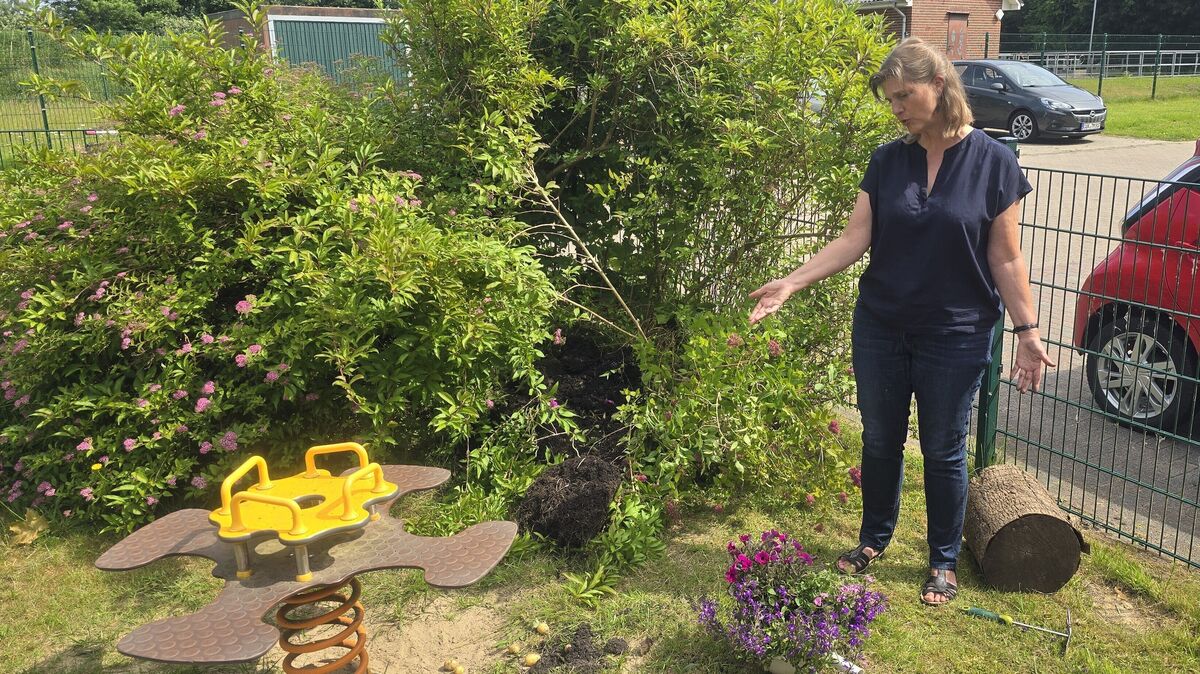 Die Leiterin der Oberndorfer Kita, Stefanie de Vries zeigt die Verwüstung im Garten, nachdem Unbekannte Pflanzen beschädigt und einen Kübel gestohlen haben. Foto: Yvonne Brettschneider