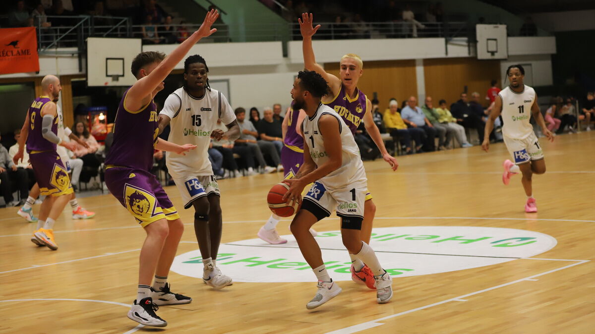 Deon McDuffie (am Ball) ist ein Leistungsträger der Rot-Weiss Cuxhaven BasCats. In Göttingen ind die Cuxhavener Korbjäger gefordert. Foto: Witthohn