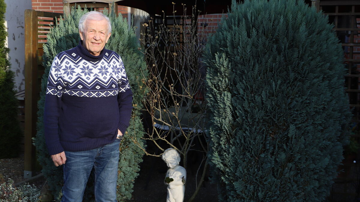 Siggi Stinski entspannt in seinem Garten. Die Vorbereitungen für das Box-Meeting in der Sporthalle Am Gymnasium in Hemmoor sind fast abgeschlossen. Foto: Witthohn
