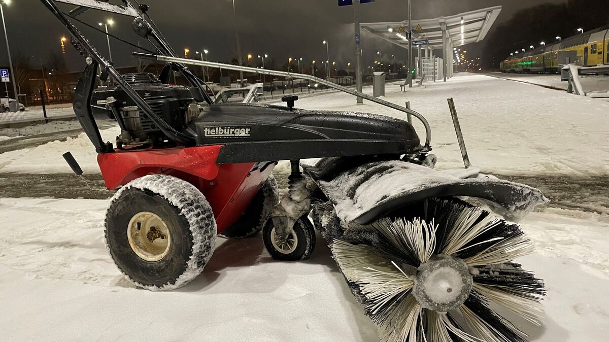 Auch am Wochenende werden Schneefräsen wie diese sicherlich zum Einsatz kommen. Foto: Frank Lütt