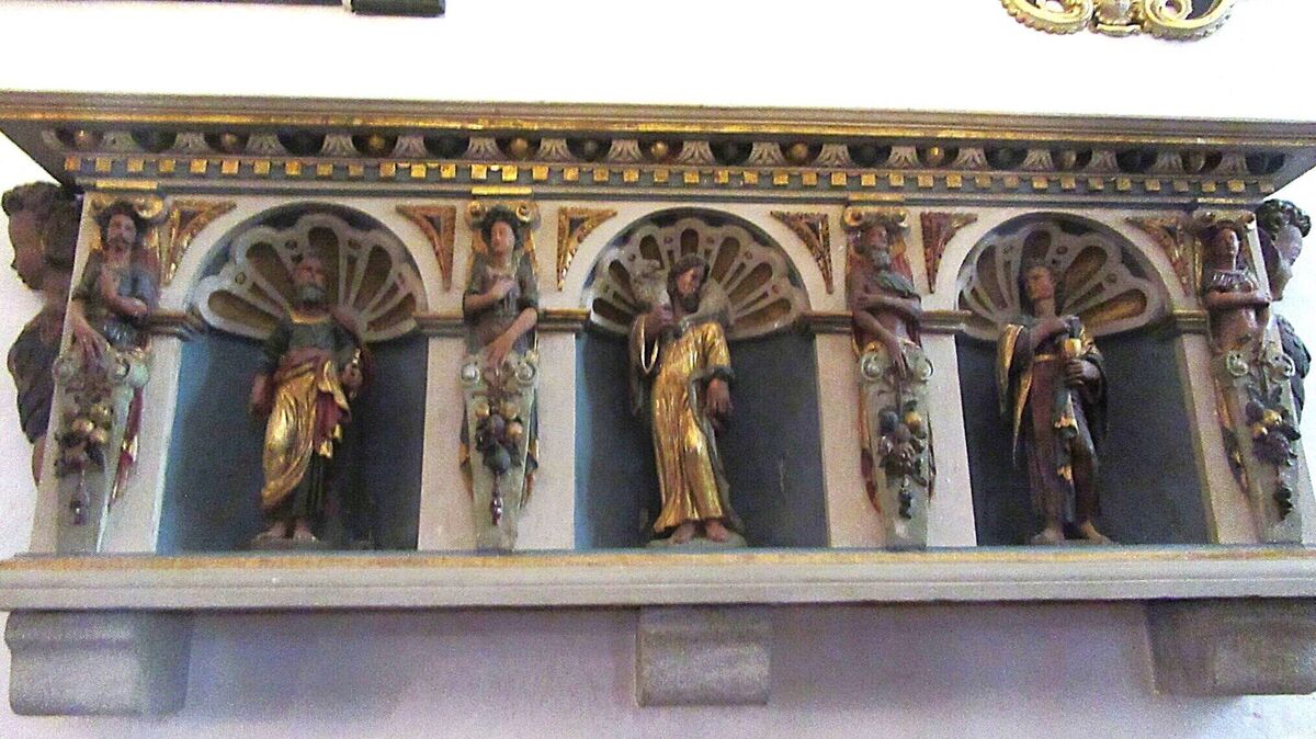 Gotische Figuren rahmen den "Guten Hirten" von St. Nicolai ein – passend zum Reformationsjubiläum 2026. Die Predella erinnert an die Altenbrucher Geschichte: Vor 500 Jahren stoppte Pastor Brandes die Abgaben an die Kirche in Bremen. Foto: Grünrock-Kern