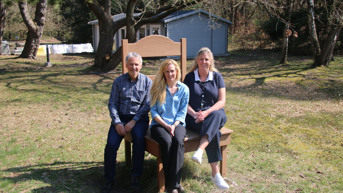 Übergabe mit Zukunft: Christoph Schönleber (links), der das Haus Stella Maris 32 Jahre lang leitete, mit seiner Nachfolgerin Anja Bröker (rechts) und der neuen pädagogischen Fachkraft Tanja Schilling vor dem neu errichteten Tagungshäuschen auf dem Gelände in Sahlenburg. Foto: Potschka