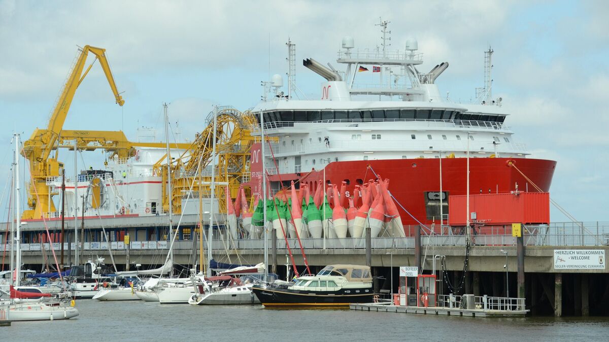 Das Kabelleger-Schiff Nexans Electra an der Cuxhavener Seebäderbrücke. Foto: Rohde