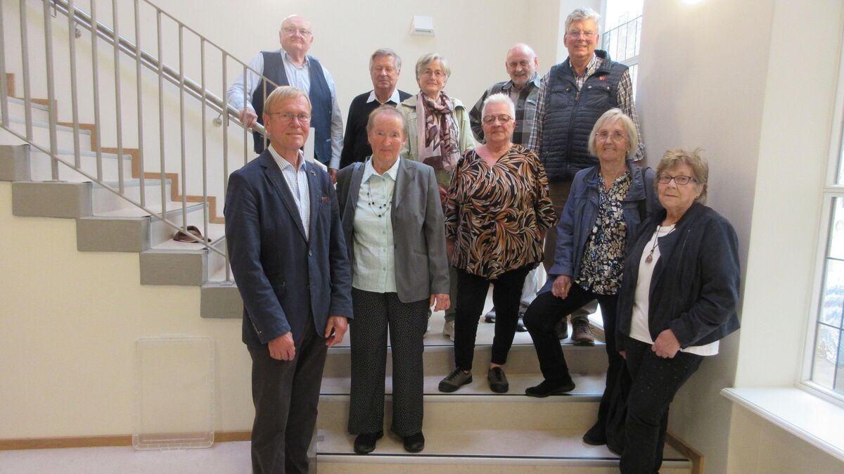 Auf dem Erinnerungsfoto sind zu sehen: Jürgen Hoberg, Wolfgang Hahl, Renate von Seth, Uwe Trettin, Erika Hadeler, Helga Majewski, Jürgen Feierabend, Gerd Beckmann, Brigitte Golkowski und Helga Boldt. Foto: Golkowski