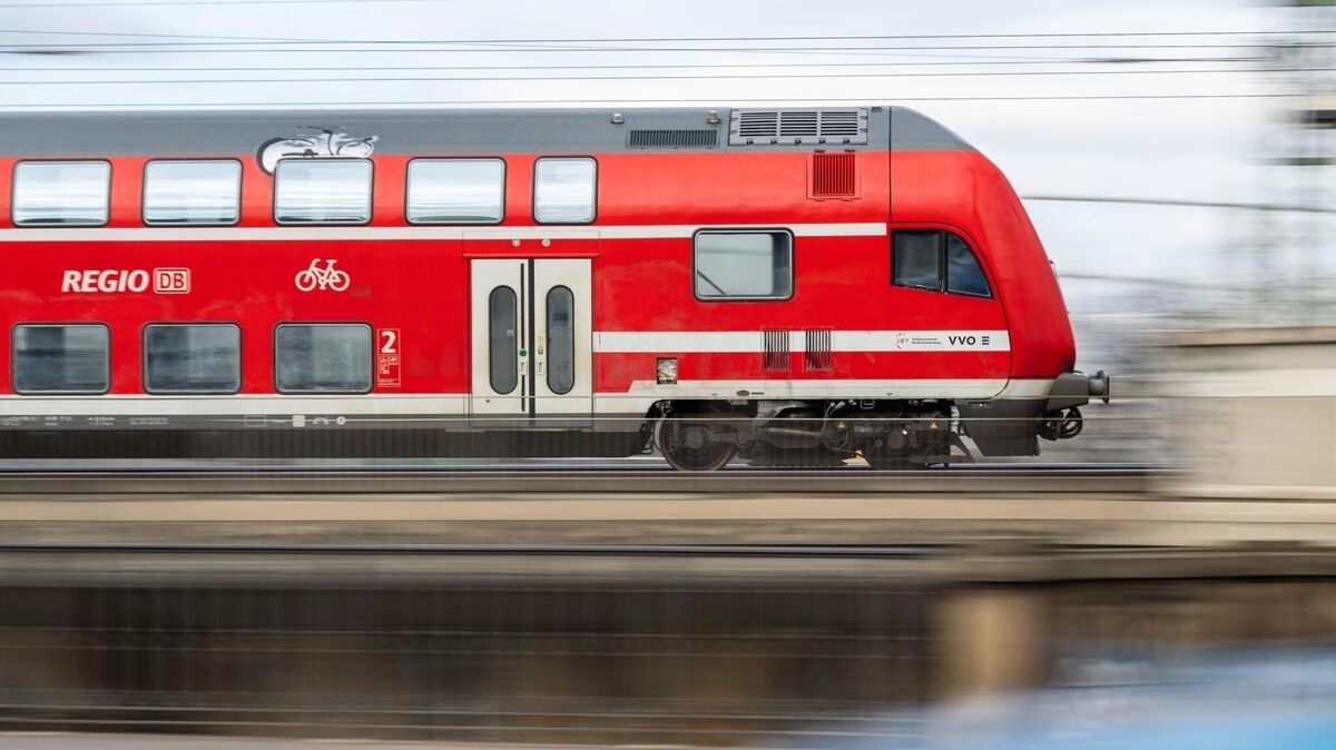 Regionalexpress der DB Regio. Wegen einer technischen Störung taucht die Linie RE 5 noch nicht im aktuellen Fahrplan der Bahn für 2027 auf. Foto: Robert Michael / dpa