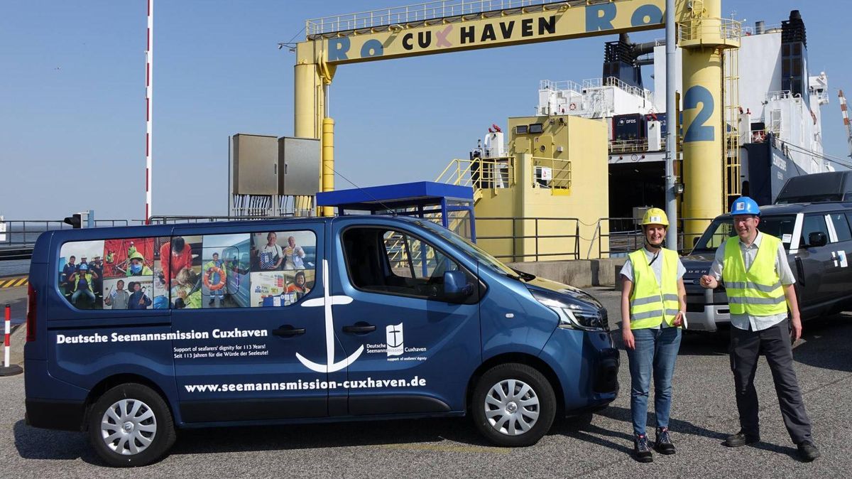 Inga-Kristin Thom und Martin Struwe von der Seemannsmission Cuxhaven, freuen sich bereits auf die Einsätze mit dem neuen Fahrzeug. Foto: Fischer