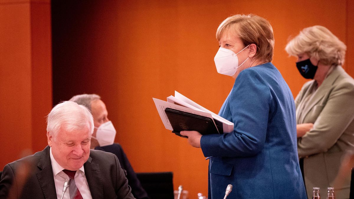 Bundeskanzlerin Angela Merkel zu Beginn der Kabinettssitzung am Donnerstag. In einer Besprechung mit den Ministerpräsidenten will sie ihren "Quasi-Lockdown" durchsetzen. Foto: Kay Nietfeld/dpa-Pool