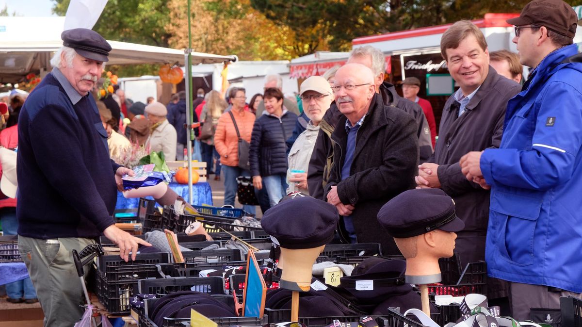 Der Cuxhavener Wochenmarkt feierte am Sonnabend in Verbindung mit dem Erntedankfest sein 150-jähriges Jubiläum. Entsprechend groß war die Zahl der Gratulanten. Für die Stadt Cuxhaven richteten Bürgermeister Herbert Kihm (3.v.r.) und Bundestagsabgeordneter Enak Ferlemann (2.v.r.) Glückwünsche aus. Foto: Tonn