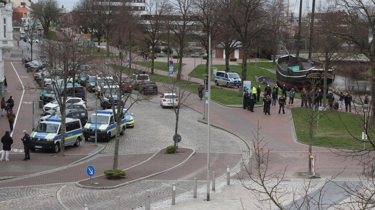 Immer mehr Polizeifahrzeuge stießen zu dem Einsatz hinzu, der nach gut zwei Stunden wieder auf dem Cuxhavener Kaemmererplatz beziehungsweise der Deichstraße endete. Foto: Reese-Winne