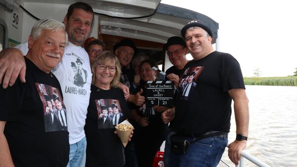 Laurel-und-Hardy-Fans aus Hemmoor sorgen auf der Oste für Zwerchfell-Attacken